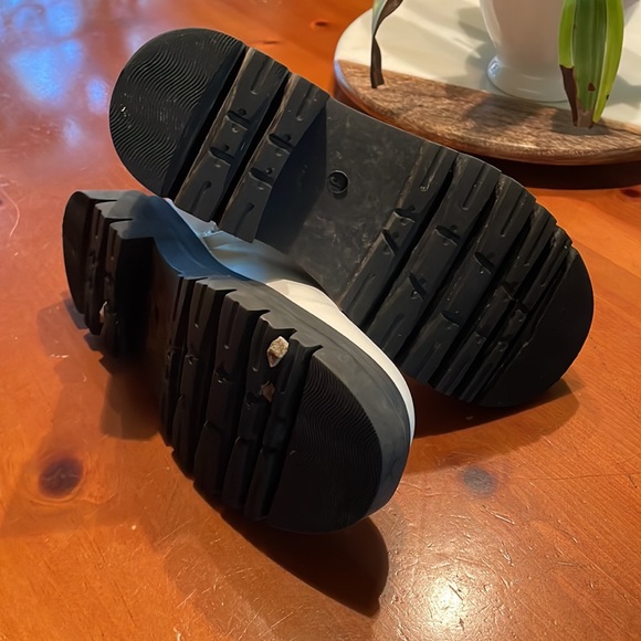 Boots - Picture 4 of 5